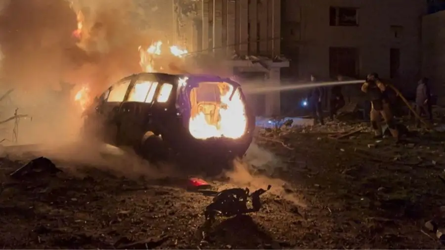 Auto en llamas en Okhtyrka, Ucrania, tras ataque ruso