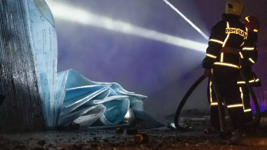 Bomberos trabajan en Odesa tras ataque ruso con drones