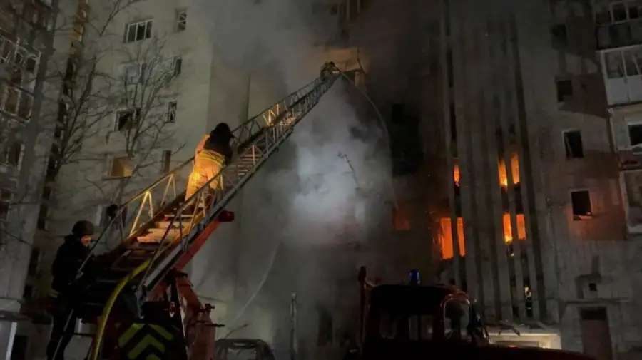 Edificio residencial atacado en Okhtyrka