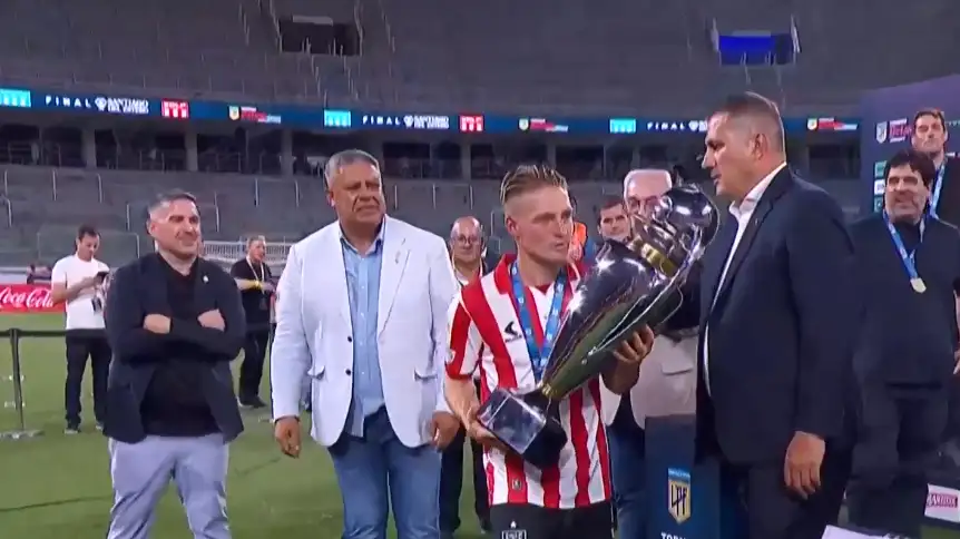Chiqui Tapia vivió una noche difícil en Santiago del Estero: entregó las medallas y la copa del Clausura a Estudiantes.