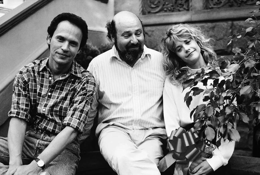 Rob Reiner rodeado por las estrellas de Cuando Harry encontró a Sally, Billy Crystal y Meg Ryan.