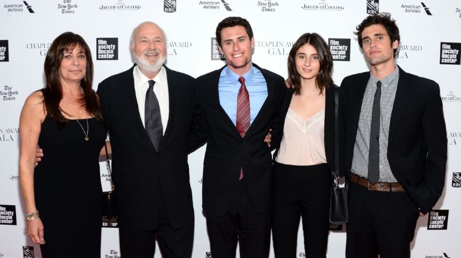 Rob Reiner (segundo por la izquierda) posa con su esposa Michele y sus tres hijos, Jake, Romy y Nick