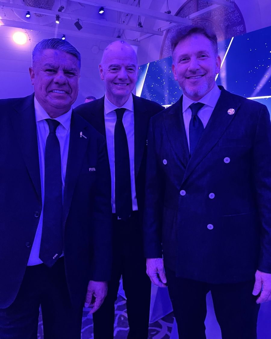 Claudio Tapia junto a Gianni Infantino y Alejandro Domínguez