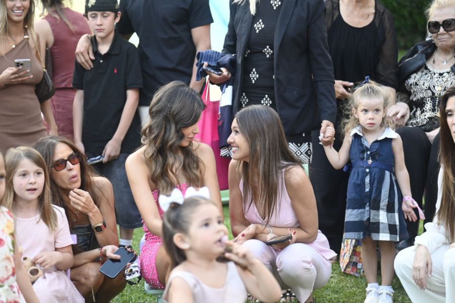 Con un sofisticado look pink, Pampita brilló en el cumpleaños de Sarah Burlando: tendencia y comodidad