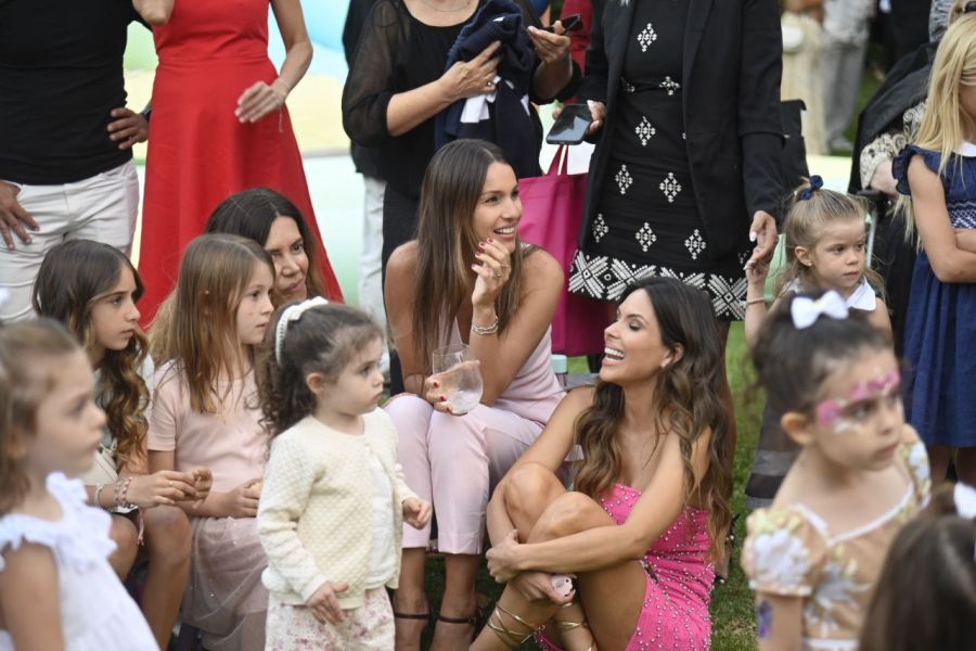 Con un sofisticado look pink, Pampita brilló en el cumpleaños de Sarah Burlando: tendencia y comodidad