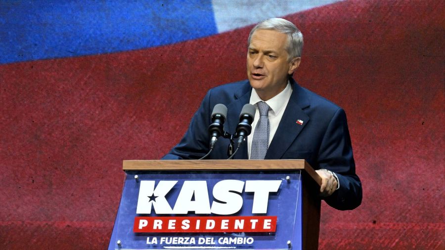Fotogaleria El candidato presidencial chileno José Antonio Kast, del Partido Republicano, pronuncia un discurso al celebrar los resultados de la segunda vuelta de las elecciones presidenciales en Santiago
