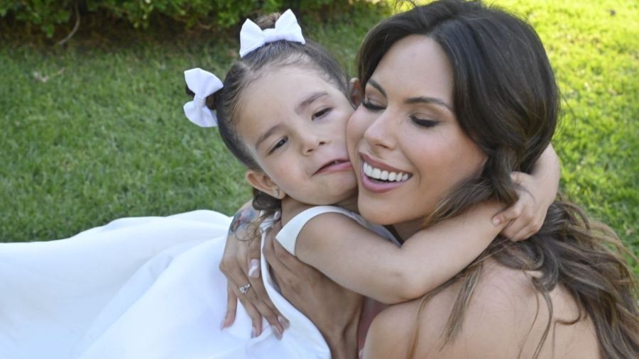 Sarah Burlando con su mamá Barby Franco en su cumpleaños