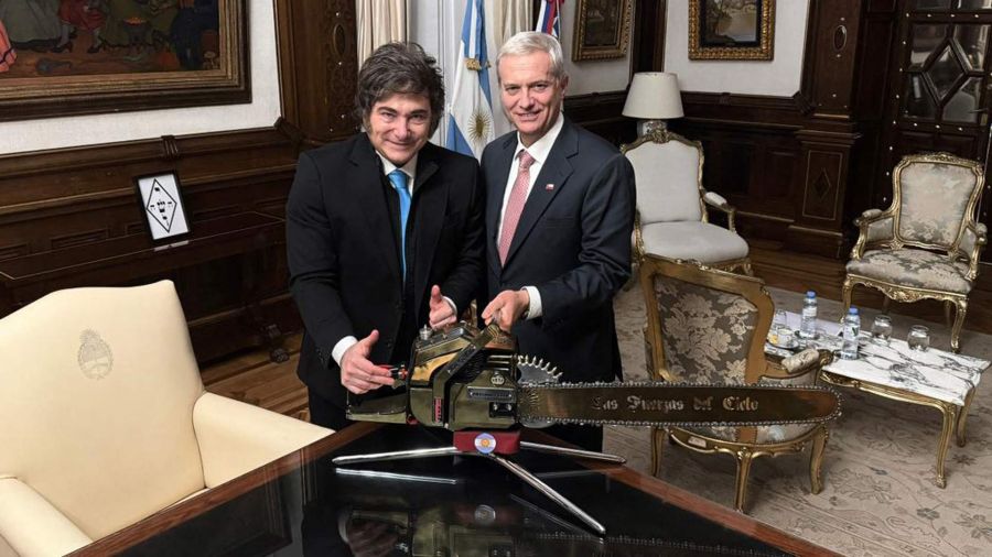 Fotogaleria Esta foto, difundida por la Presidencia de Argentina, muestra al presidente argentino Javier Milei y al presidente electo de Chile, José Antonio Kast, posando en la Casa Rosada de Buenos Aires