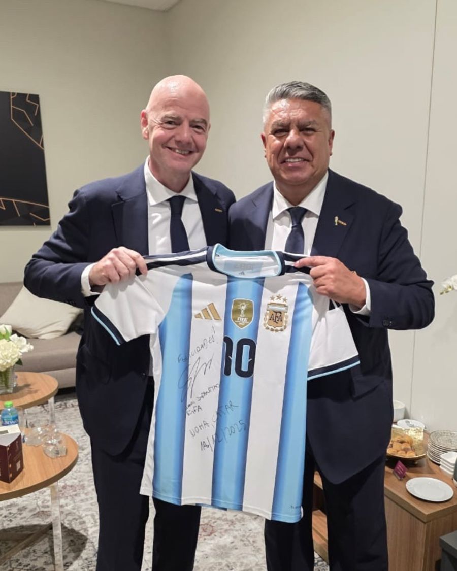 Chiqui Tapia junto a Gianni Infantino