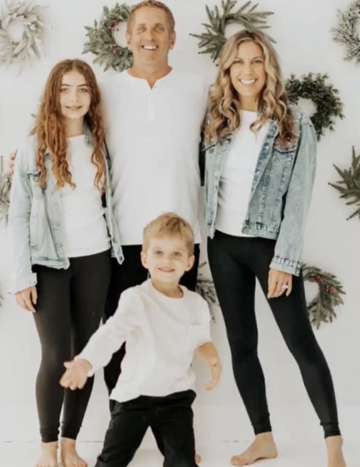 Greg Biffle, su esposa Cristina Grossu Biffle y sus hijos Emma y Ryder