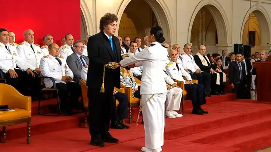 Milei en la entrega de sables y medallas 2025 en el Colegio Militar 18122025