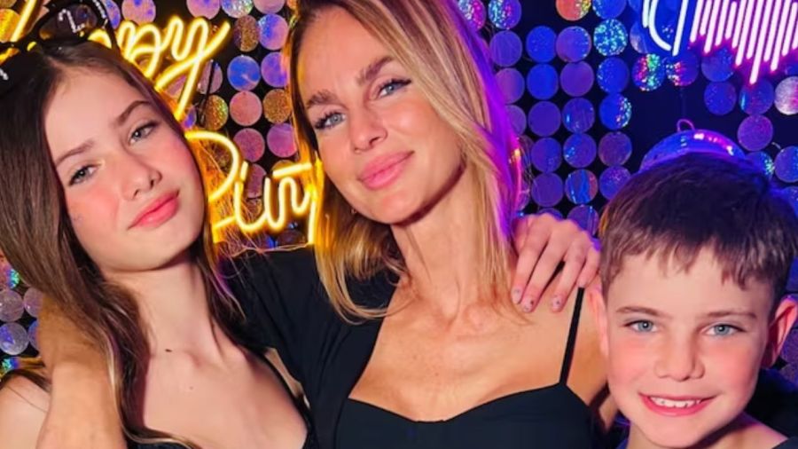 Sabrina Rojas junto a sus hijos, Fausto y Esperanza