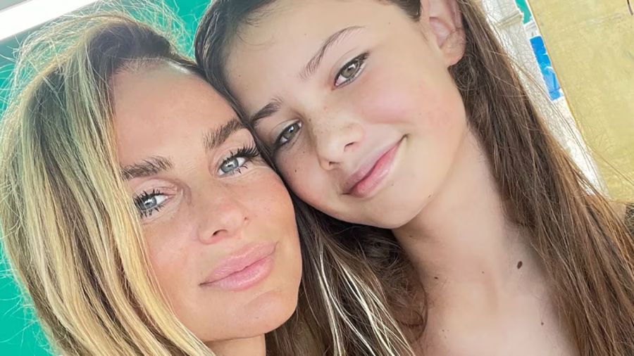 Sabrina Rojas junto a sus hijos, Fausto y Esperanza