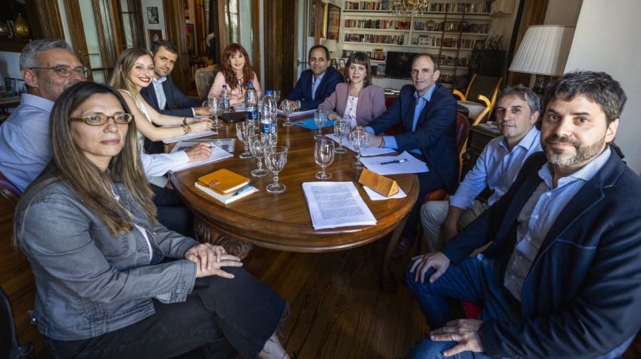 Emiliano Estrada sentado a la derecha de Cristina Kirchner en la reunión con economistas del 17 de noviembre de 2025