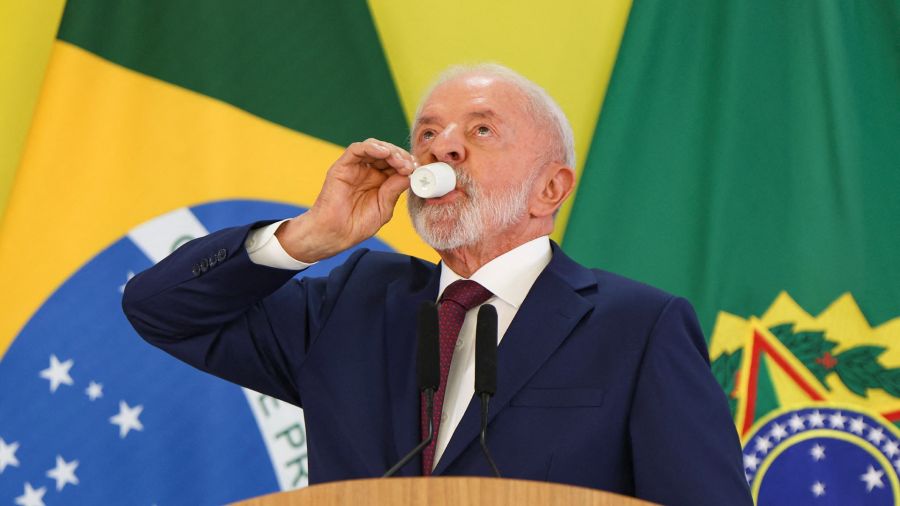 Fotogaleria El presidente de Brasil, Luiz Inácio Lula da Silva, toma café durante un desayuno con periodistas acreditados en el Palacio Presidencial de Brasilia