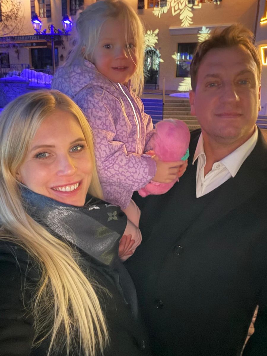 Maxi López y Daniela Christiansson con su hija Elle