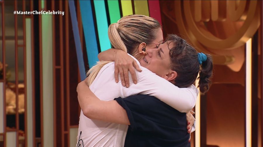 Wanda Nara y Julia Calvo abrazo