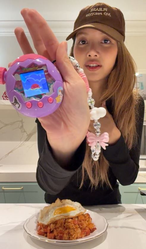 Lisa con un tamagotchi