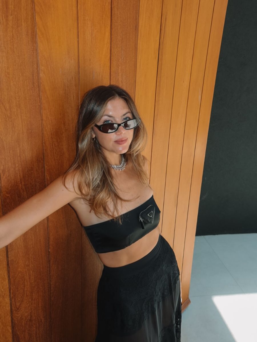 Stephanie Demner deslumbró con un look total black