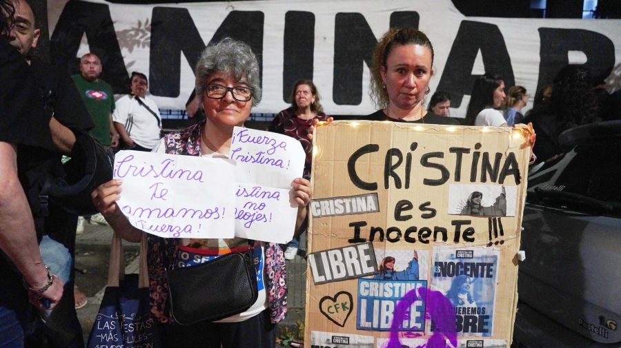 Militantes apoyando a Cristina Kirchner durante su internación