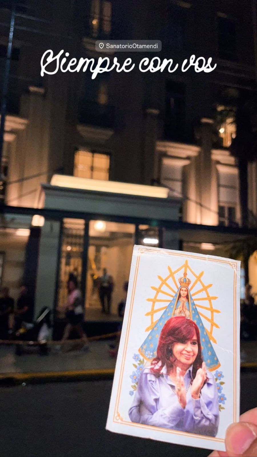 Posteo de Mayra Mendoza frente a la clínica donde está internada Cristina Kirchner 2