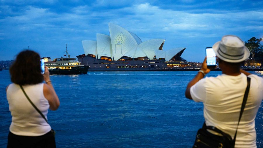 Fotogaleria La Ópera de Sídney se iluminó con velas como parte de un día nacional de reflexión en honor a las víctimas del atentado terrorista de Bondi Beach