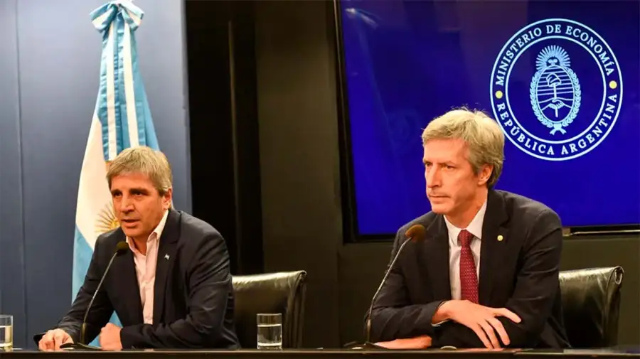 Santiago Bausili, presidente del BCRA, y Luis Caputo 23122025