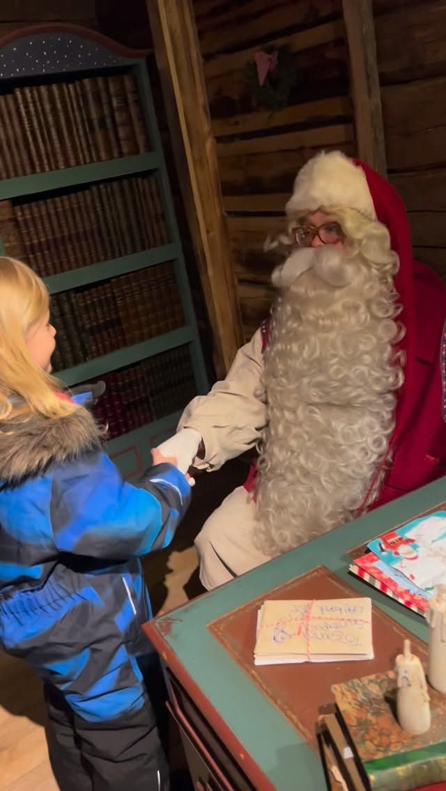 Dionisio Mendoza junto a Papá Noel en Finlandia 