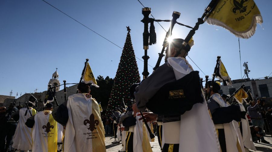 Scout marchan durante las celebraciones de Nochebuena en Belén, Cisjordania. 24122025