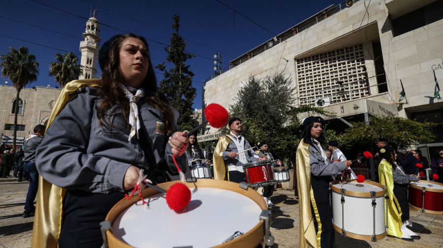Scout marchan durante las celebraciones de Nochebuena en Belén, Cisjordania. 24122025