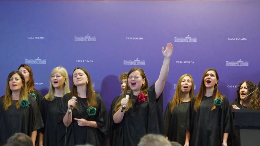 Un coro cantó canciones religiosas durante el evento del Gobierno nacional y ACIERA