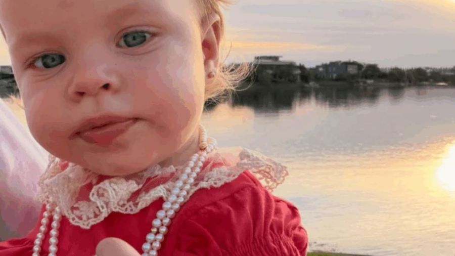 Adiós a lo recargado: el vestido rojo clásico con el que Milenka, la hija menor de Marley, celebró la Navidad