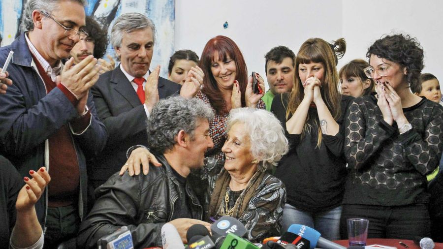 Estela de Carlotto y su nieto.