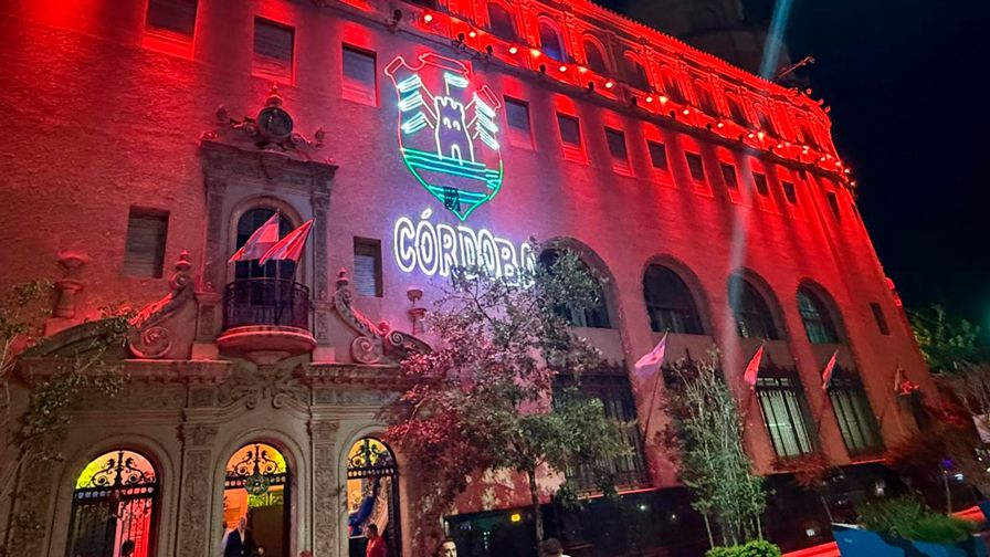 Edificio de la lotería de Córdoba iluminado