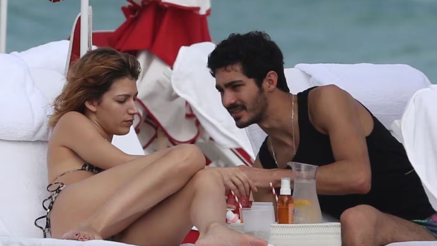 A semanas de convertirse en padres, el Chino Darín y Úrsula Corberó se refugian en su familia española