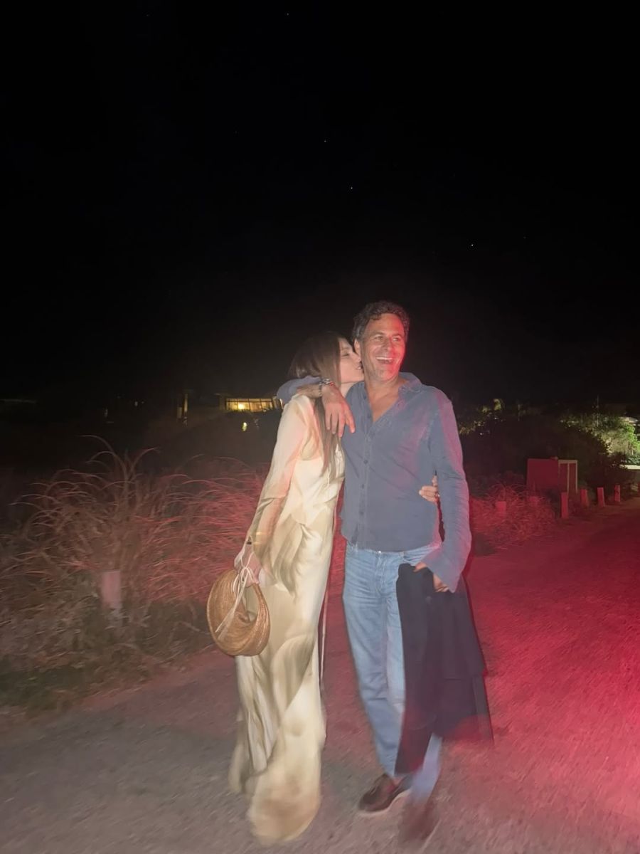 El deslumbrante look de Pampita para una noche romántica con Martín Pepa imponiendo vestido con mangas de verano 