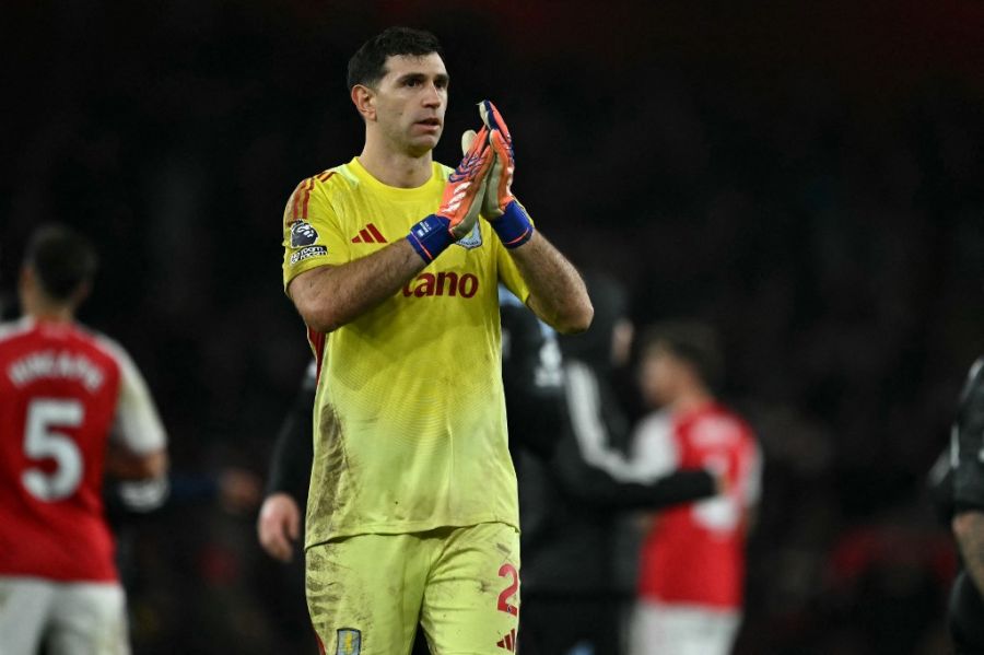Dibu Martínez jugando para Aston Villa