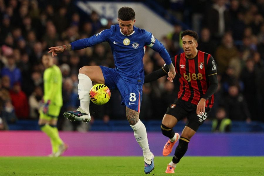 Enzo Fernández jugando para Chelsea
