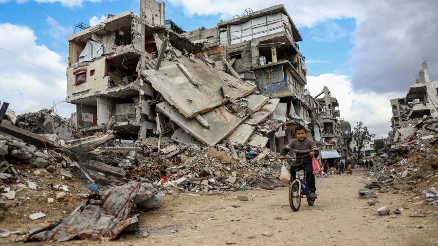 Fotogaleria Imagen de un niño palestino desplazado circulando en una bicicleta en el campamento de refugiados de Jabalia, en el norte de la Franja de Gaza