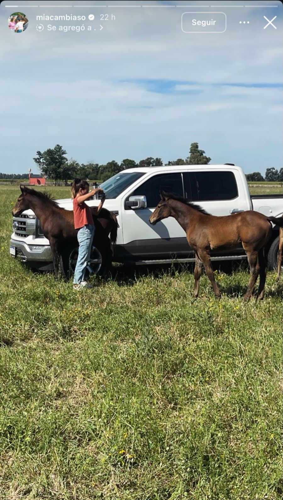 Mia Cambiaso, la hija de María Vázquez, recibió el 2026 en el campo, rodeada de caballos