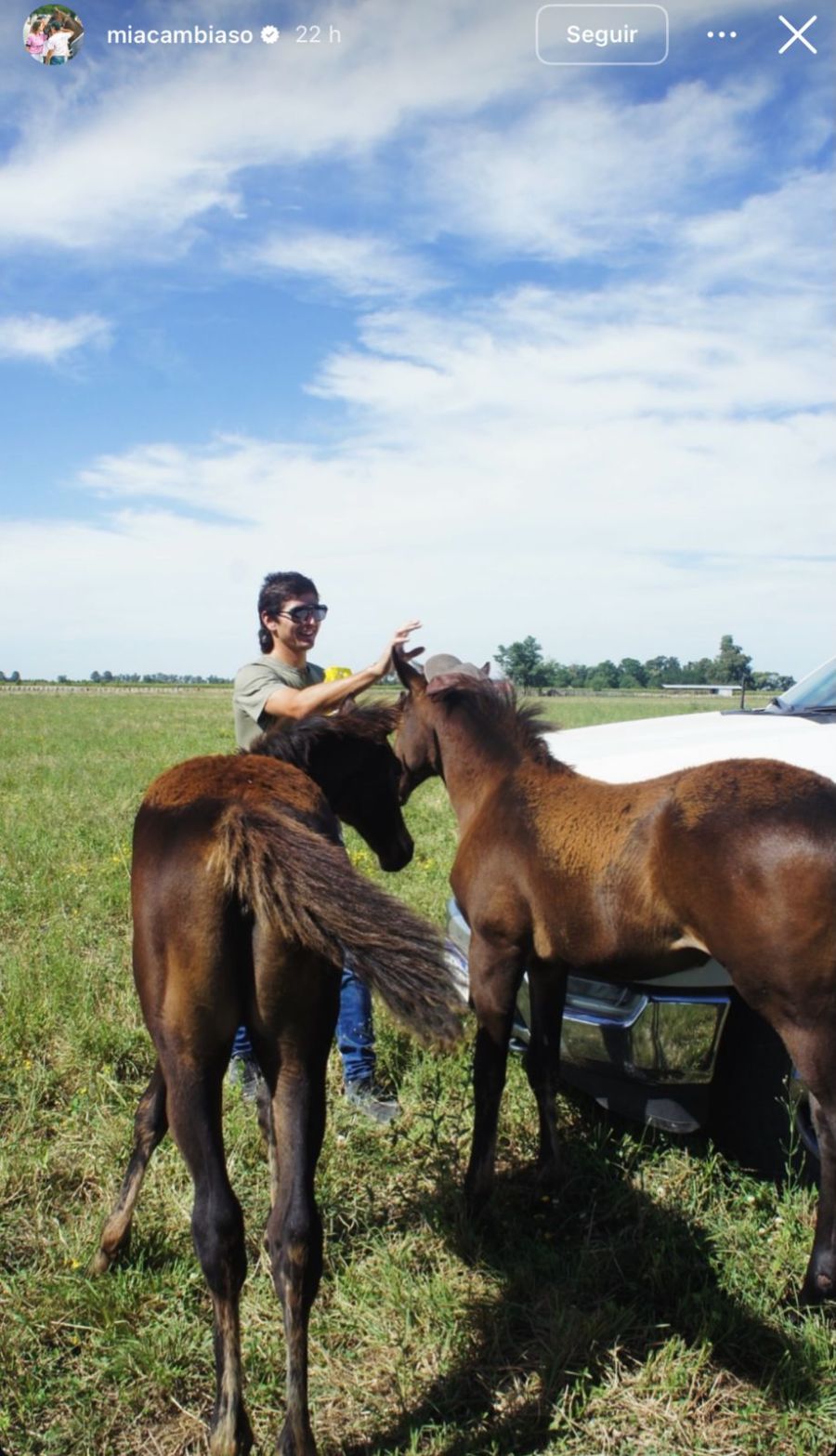 Mia Cambiaso, la hija de María Vázquez, recibió el 2026 en el campo, rodeada de caballos