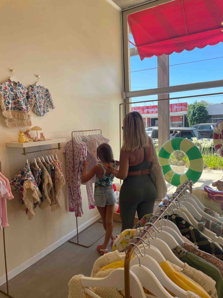 Wanda Nara de compras en Uruguay con sus hijas