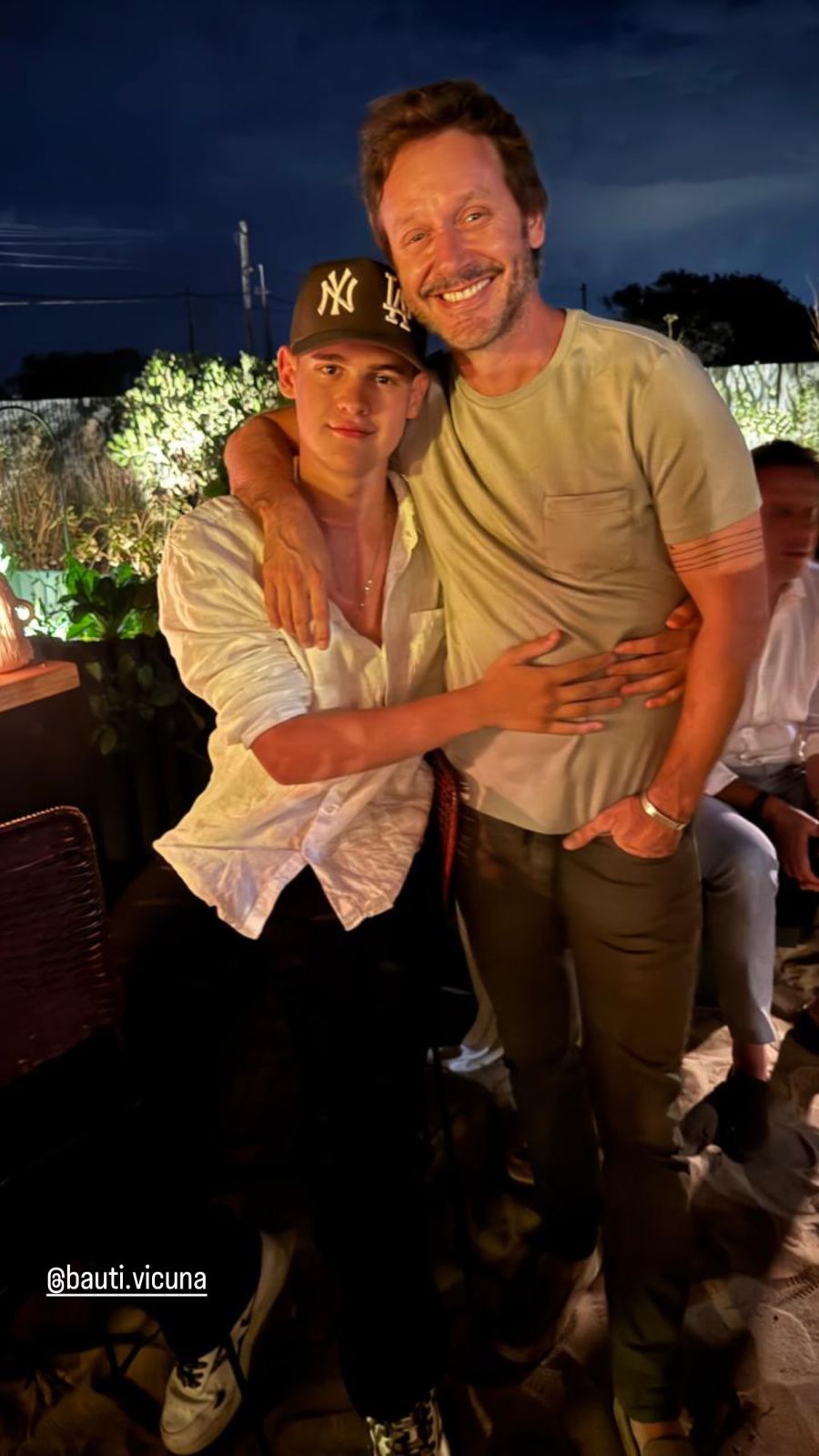 Benjamín Vicuña en Punta del Este junto a sus hijos