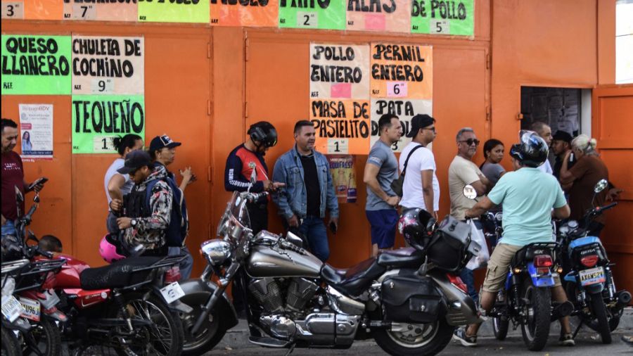 Caracas en día que capturaron a Maduro: algunos chavistas salieron a apoyarlo, y la mayoría corrió a buscar provisiones a mercados.