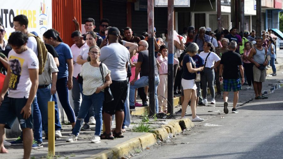 Caracas en día que capturaron a Maduro: algunos chavistas salieron a apoyarlo, y la mayoría corrió a buscar provisiones a mercados.