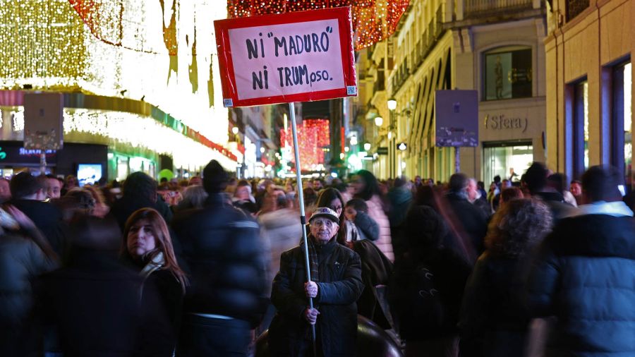 Fotogaleria Un manifestante sostiene una pancarta que dice 