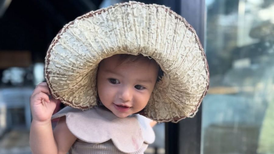 Bee, la hija de Calu Rivero, deslumbró con su sombrero retro chic en las playas de Punta del Este