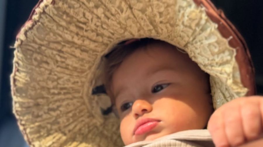 Bee, la hija de Calu Rivero, deslumbró con su sombrero retro chic en las playas de Punta del Este