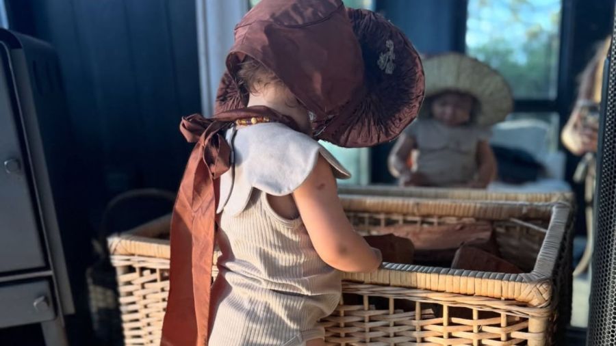 Bee, la hija de Calu Rivero, deslumbró con su sombrero retro chic en las playas de Punta del Este