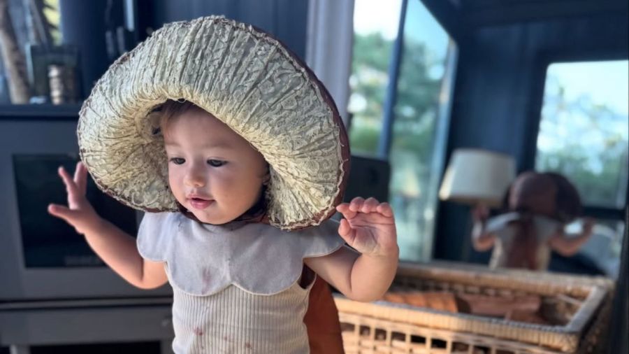 Bee, la hija de Calu Rivero, deslumbró con su sombrero retro chic en las playas de Punta del Este